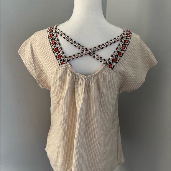 Swagger boutique top. Cream w/embroidered trim. Flowing top. Size L - Picture 3 of 8